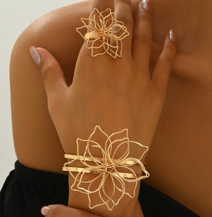 Luxury Women Jewelry Set Ring Bracelet Geometric Floral Design